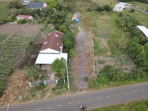 Bán đất mặt tiền đường Phạm Hùng. Cạnh cổng 2 kcn Đất Đỏ. Dt 1000m2